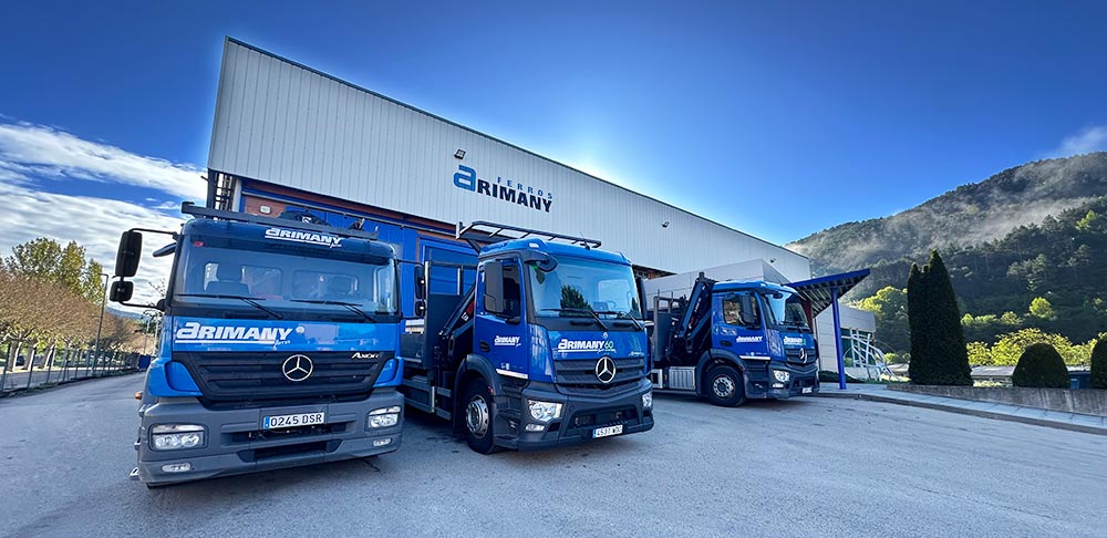 Camions grua Ferros Arimany al magatzem de Ripoll
